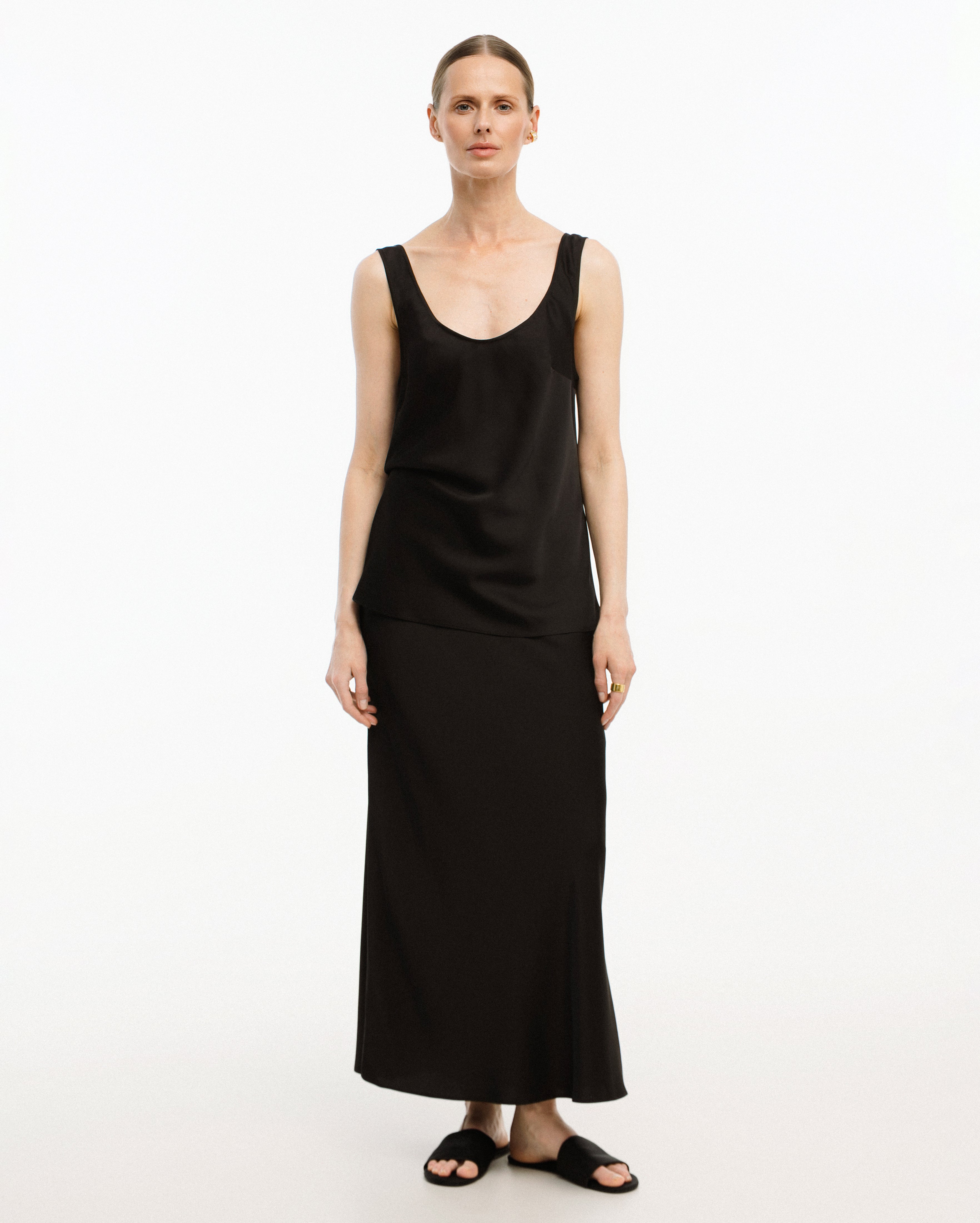 BLACK OBLIQUE TOP