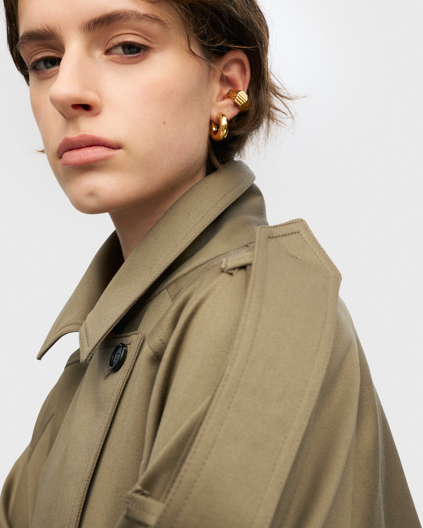 Sculptural step cuff gold